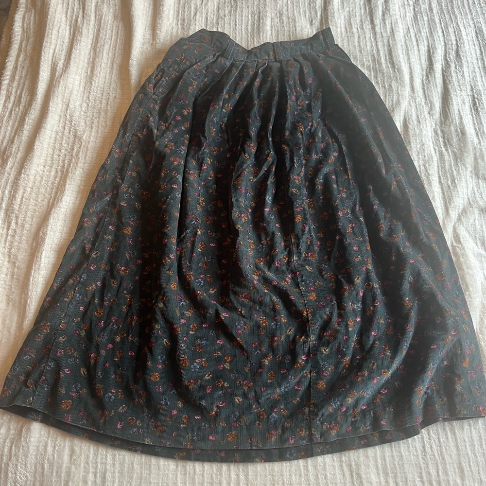 Ll bean corduroy floral print skirt with pockets. Size six fits like a modern 0